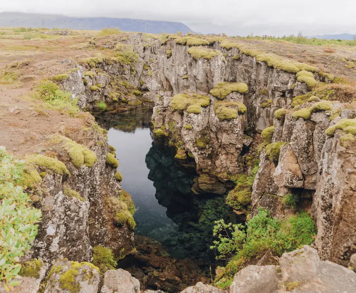 volcanic mountain range mid-atlantic ridge