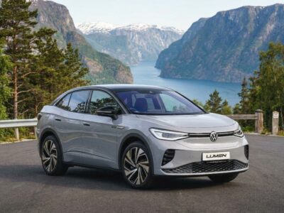 Volkswagen ID5 med Lumen-grillsæt foran fjord og bjerge i Norge.