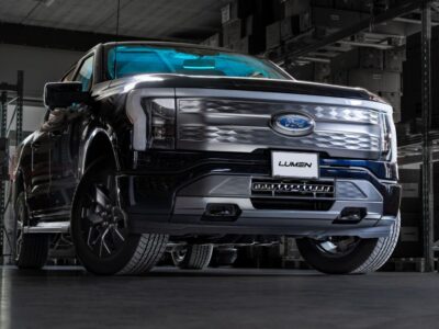 Ford F150 Lightning 2022+ med Lumen-grillsæt i sort i fabriksindstilling.