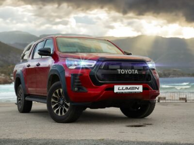 Toyota Hilux GR 2023+ med Xenon King Lumen-grillsæt foran en kystlinje.