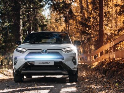 Toyota RAV4 Hybrid med Lumen grillkit i skogsmiljö.
