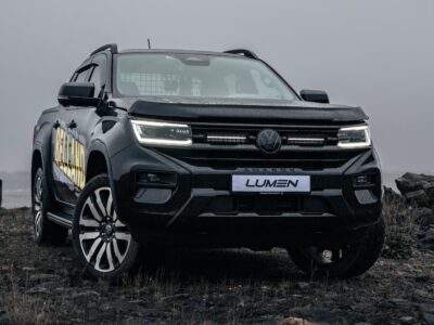 Volkswagen Amarok 2023 med Xenonkungen Lumen-grillsæt installeret.