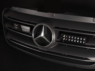 Mercedes-Benz-emblem på grillen på en Mercedes Sprinter 2018-2024.