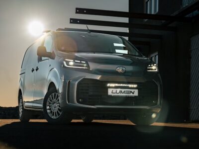 Toyota ProAce 2025+ med Lumen-grillsæt i skumringen.