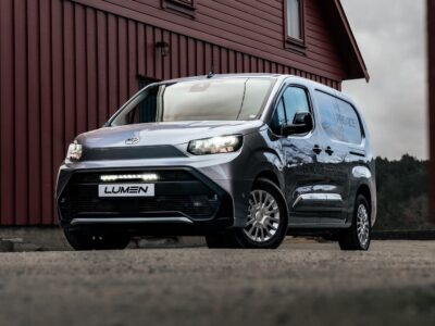 Toyota ProAce City 2025+ med Xenonkungen Lumen-grillsæt installeret.