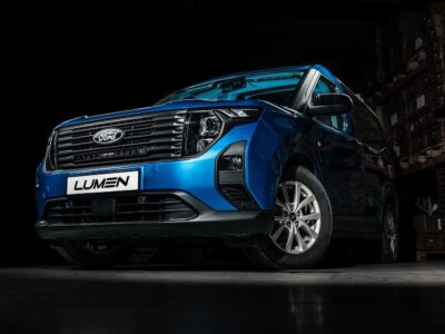 Ny Ford Transit Courier 2024 i blåt underlys.