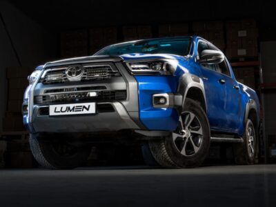 Blå Toyota Hilux SR+ Invincible X SQ16 på lager.
