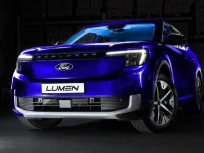Ford Explorer EV 2024 i blå med Lumen-grillkit, futuristisk design og LED-forlygter.