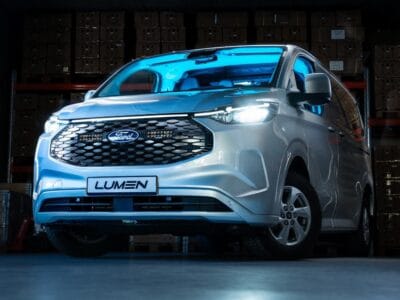 Ford Lumen elbil i et lager med lagerhylder i baggrunden.