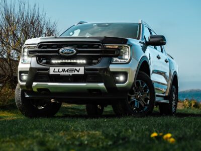 Ford Ranger Wildtrack 2024 med Lumen-grillsæt i sort.