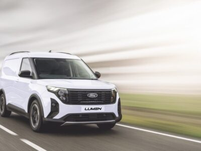 Ford Transit Courier Active 2024 i hvid farve på motorvej.
