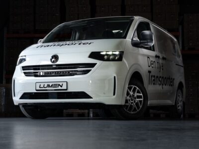 Hvid Volkswagen Transporter T7 med Lumen-grillsæt og tekst om Transporter.