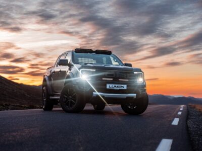 Sort Ford Ranger Raptor 2023 på landevej ved solnedgang.