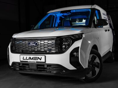 Ford Lumen E-Transit Courier i hvid med blå belysning i førersiden.