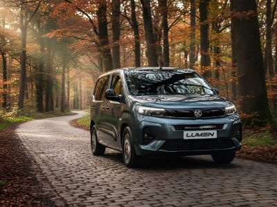 Gearløs Opel/Vauxhall Combo på en skovvej i efterårsmiljø.