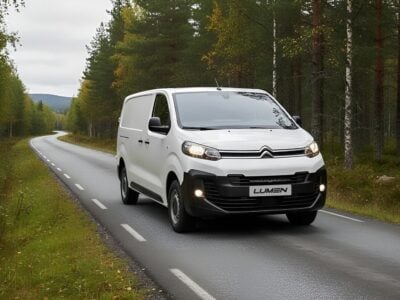 Citroën Lumen transportlastbil på en landevej i et skovmiljø.