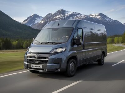 Meget moderne Opel/Vauxhall Movano transportkøretøj i et naturligt miljø.