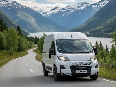 Fiat Ducato Lumen grillsæt i naturskønt miljø med bjerge og en sø.