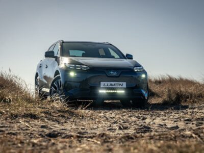 Subaru Solterra 2025+ på off-road terräng med Lumen grillkit.