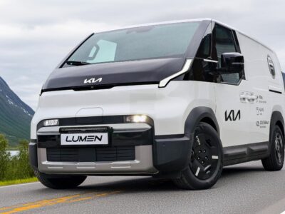Kia Lumen elbiltransporttrailer på en motorvej i Norge.