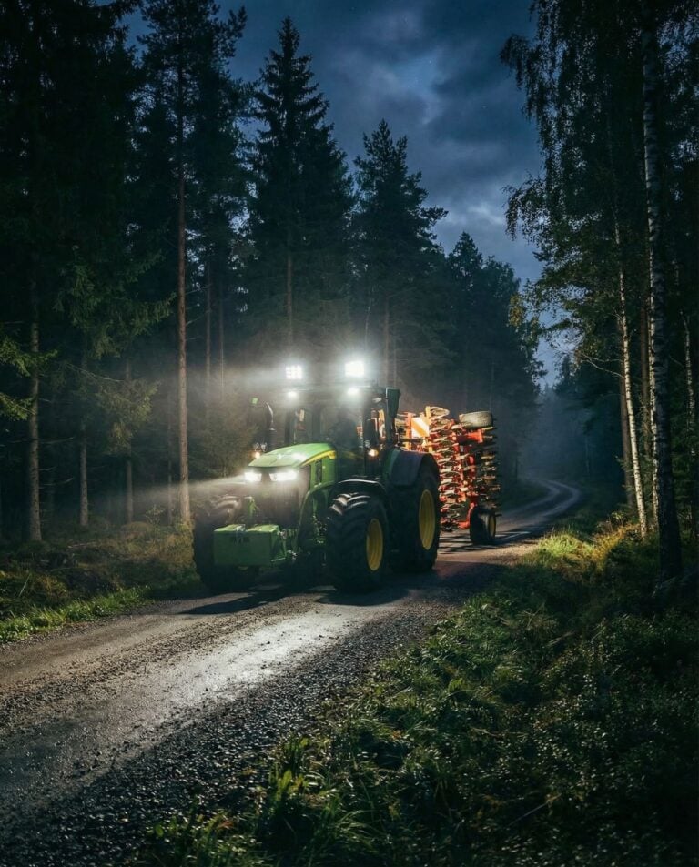 Arbetsbelysning för traktor och entreprenadmaskin