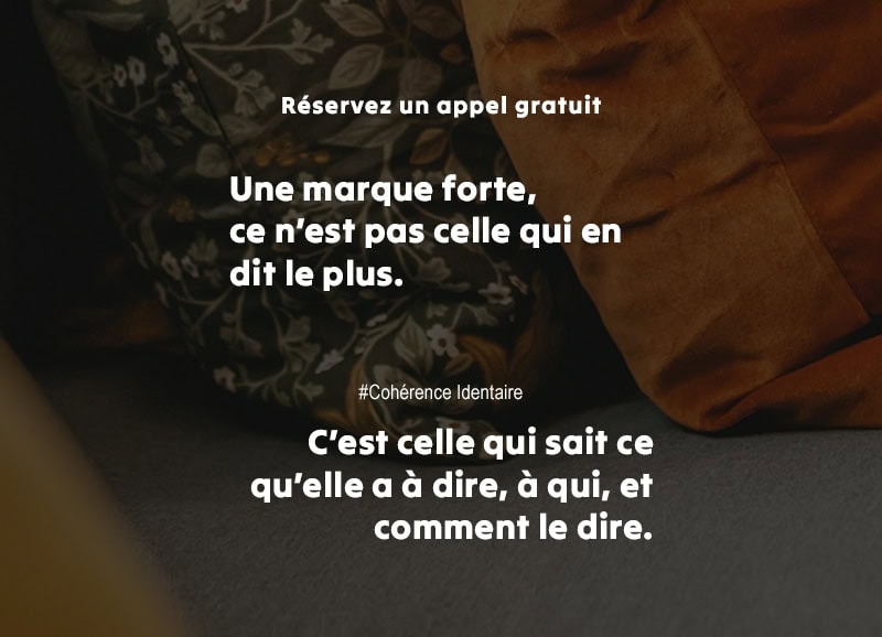 Femme tenant un vieux poste de radio sur les genoux pour symboliser la cohérence identitaire