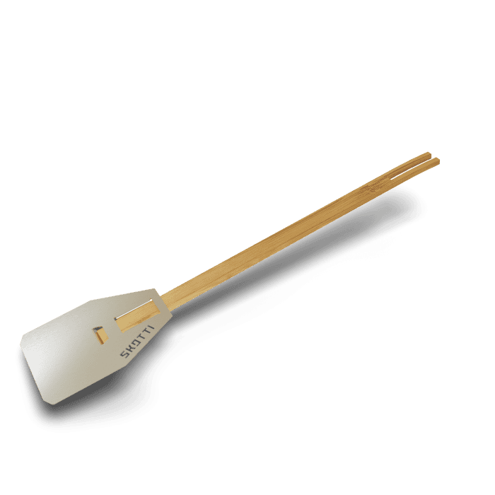 Skotti Flip grill spatula with wooden handle for outdoor cooking.