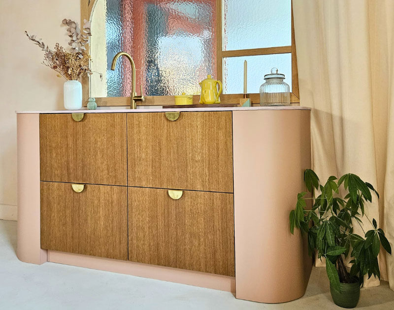 IKEA metod kitchen with stained oak veneer YTA Frönts, nude apricot YTA curves and brass crescent YTA handles.