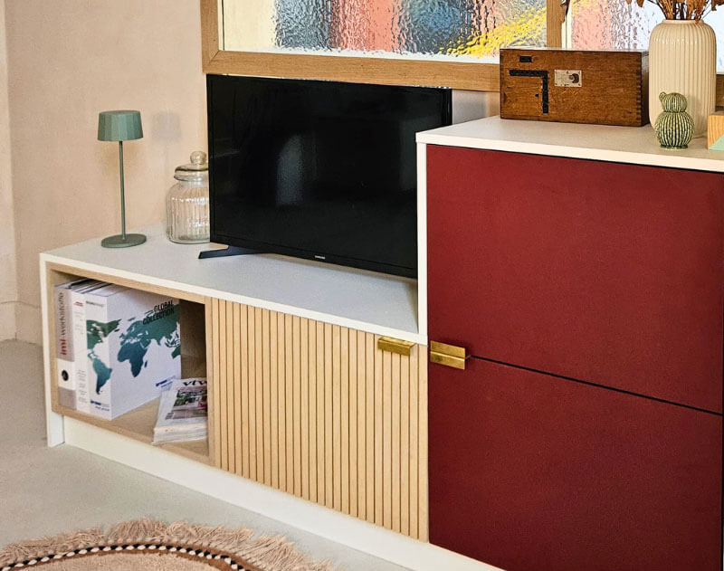 IKEA Metod hack with birch veneer and bordeaux laminate YTA Frönts and brass block YTA handles.