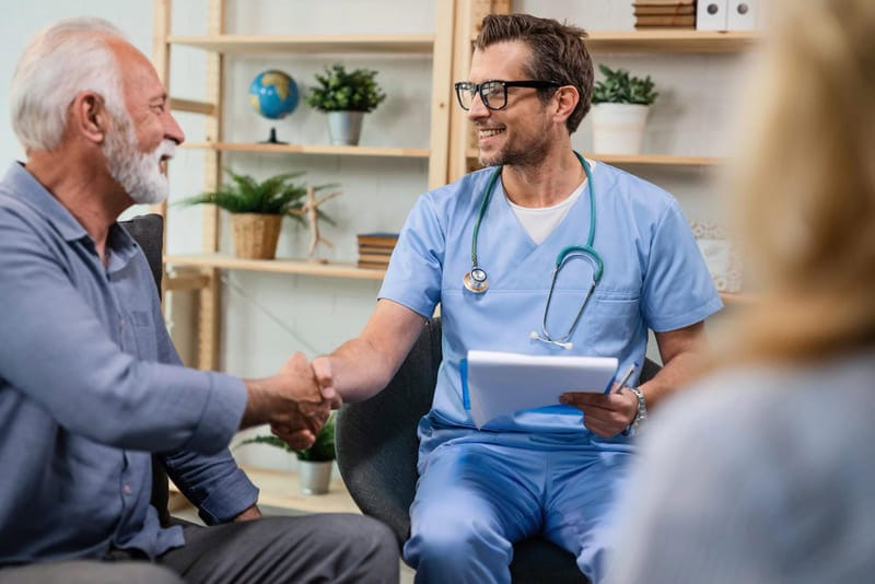 VIP lékařská péče - starší člověk a doktor si podávají ruce