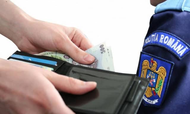 ACTUALIZARE Cine sunt poliţiştii prinşi cu mita? Unul dintre ei mai are o lună până la pensie!