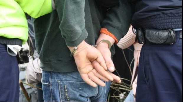 Percheziții DIICOT: doi tineri suspectați de trafic de persoane și proxenetism reținuți