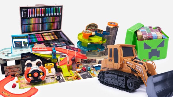 Diverse speelgoed en creatieve sets voor kinderen, inclusief bouwmaterialen en voertuigen.