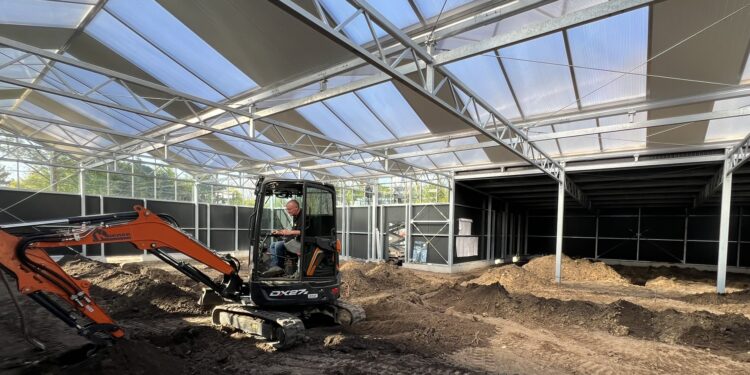 Kas met toekomstige binnenverblijven voor okapi's, dikdiks, duikers. Vanuit dit punt kijken bezoekers het complex in.