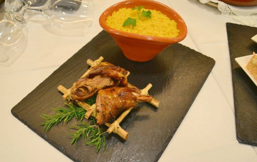  />Durante dois dias é possível saborear este manjar e desfrutar de um amplo programa de animação, de que se destaca a atuação da orquestra Costa Rica no sábado à noite e do Tiago Maroto no domingo à tarde. No sábado de manhã, as arruadas de bombos, a anunciar o evento, estarão a cargo do Grupo de Bombos São Cristóvão de Gondomil.</span></span></span></p><p class=