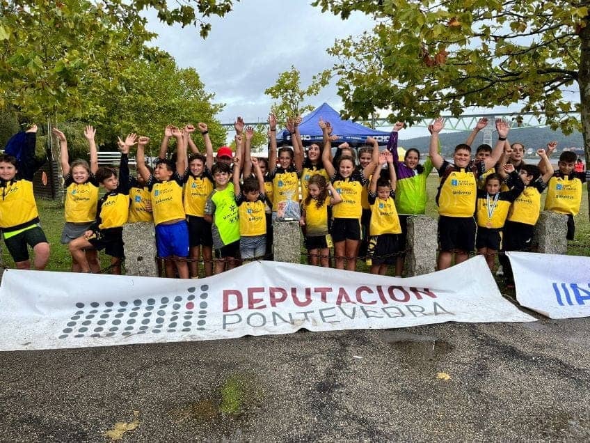  />En la categoría Alevín B femenina, Aitana Casal del Piragüismo Verducido cruzó la línea de meta en primer lugar, seguida por Vera Bernárdez del Piragüismo Verducido y Lía Míguez del Piragüismo Vilaboa. En la categoría Alevín A, Claudia Lamas del Piragüismo Verducido, Sofía Vallejo del C.P. Portonovo y Marta Rosales del E.P. Ciudad de Pontevedra ocuparon los tres primeros lugares del podio femenino.</p><p>La competición culminó con las pruebas de la categoría Alevín B masculina, donde Samuel Diogo del Piragüismo Olívico, Julio Ballinas del Náutico O Muiño y Lucas Caride del Ría de Aldán se destacaron en las tres primeras posiciones. En la categoría masculina, Nacho de la Torre del Piragüismo Olívico se apoderó del primer lugar, mientras que Gael Sánchez del C.P. Portonovo y Martín Estévez del Piragüismo Verducido ocuparon la segunda y tercera posición del podio.</p></div><div class=