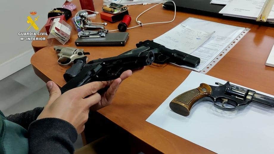  />En los diversos registros se ha intervenido cuantioso material documental e informático para analizar, cerca de 4.000 euros en efectivo y una máquina para contar billetes, además de varias armas y munición.</p><p>A los detenidos se les imputan varios delitos contra los recursos naturales y el medio ambiente, pertenencia a organización criminal, blanqueo de capitales, falsedad documental, contra los derechos de los trabajadores, contra la Hacienda Pública y contra la Seguridad Social, entre otros.</p><p><strong>Centros autorizados para el tratamiento de vehículos al final de su vida útil (CATs)</strong></p><p>El objeto social de los CATs es la correcta gestión de los residuos con el fin de generar el menor riesgo posible para el agua, el aire, el suelo, la flora y la fauna, lo que implica unos costes que, posteriormente, serán sufragados con la venta de los elementos, por piezas, valorizados. La incorrecta o nula gestión de estos vehículos, disminuía los gastos de gestión de residuos y reportaba un beneficio fraudulento.</p><p>La investigación ha sido dirigida por el Juzgado nº 6 de Valdemoro (Madrid), desarrollada por la Unidad Central Operativa de Medio Ambiente (UCOMA) de la Jefatura del SEPRONA en estrecha colaboración con la Subdirección General de Economía Circular del MITERD, y apoyada por el Grupo de Investigación de la Agrupación de Tráfico (GIAT) Central, Unidades de Investigación de la Compañía de Aranjuez (Madrid) y EUROPOL.</p></div><div class=
