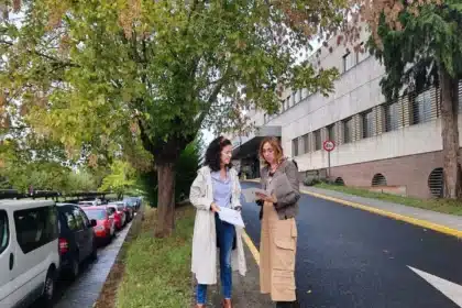 Raquel Arias e Katy Varela diante o Hospital de Monforte