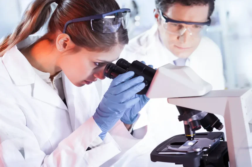 cientificos investigando medicina
