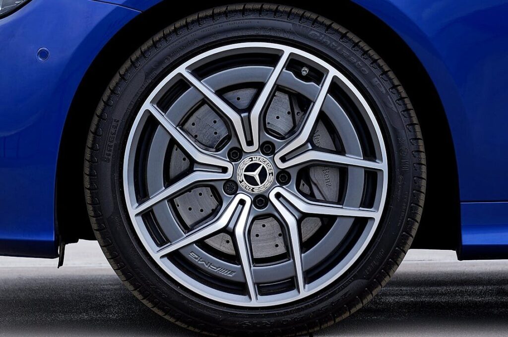 Mercedes-Benz alloy wheel with brake disc visible.