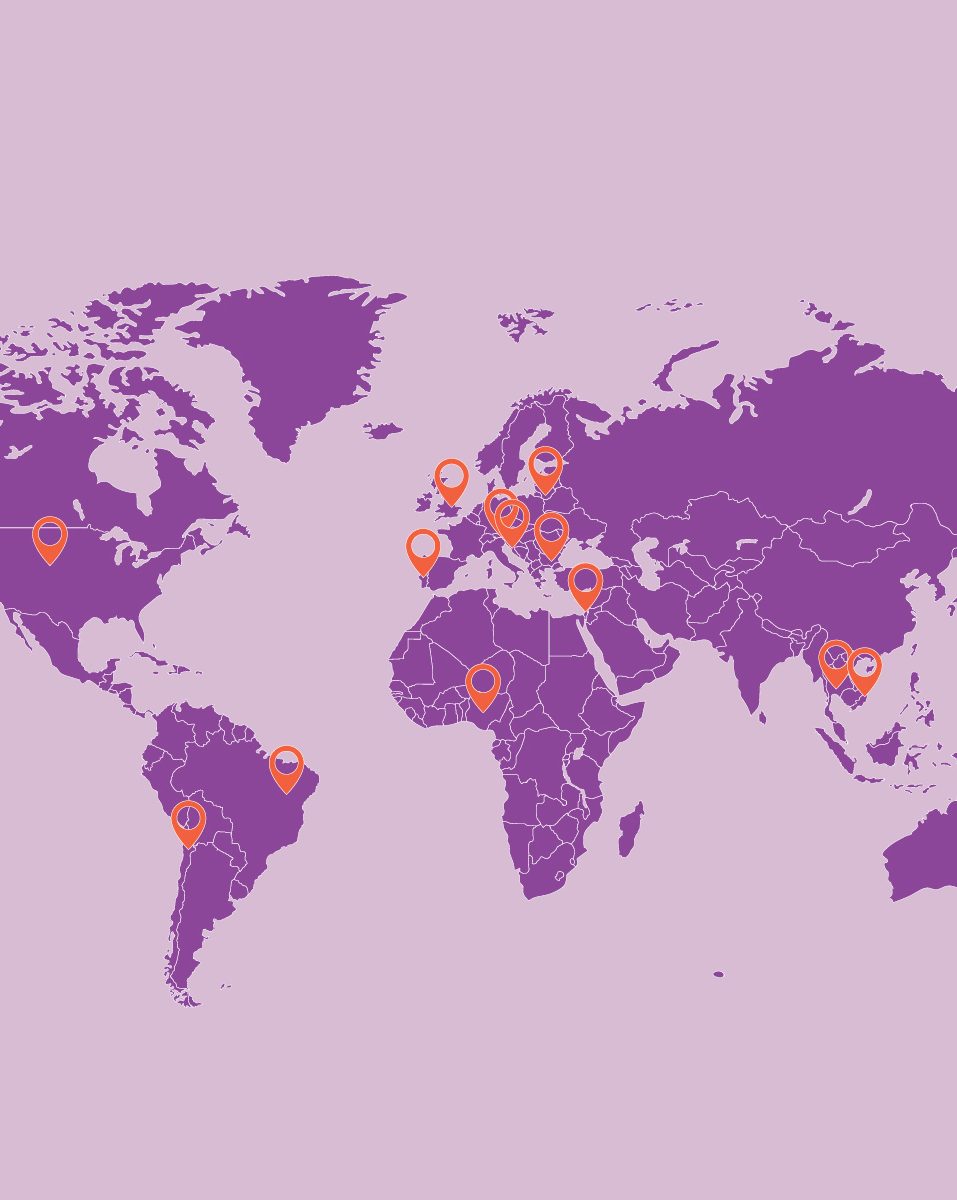 מפת העולם עם נעצים במדינות שונות בצבעי לוגו אתגר 22