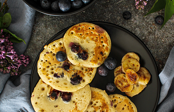vegan-pancakes-with-blueberries פנקייק טבעוני עם בננות ואוכמניות. הפירות מעולים גם כשהם מוכנסים אל תוך הבלילה