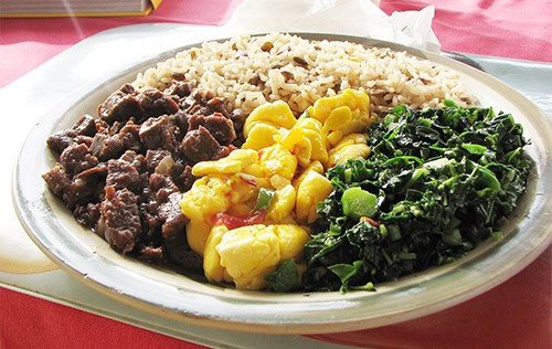 ארוחת איטל גמייקנית אופיינית בצלחת עם נתחי סויה דגנים וירקות