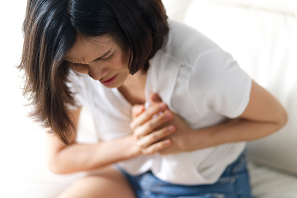 Unwell condition and sickness concept; Asian woman having heart ביצים מעלות את הסיכון ללקות במחלות לב