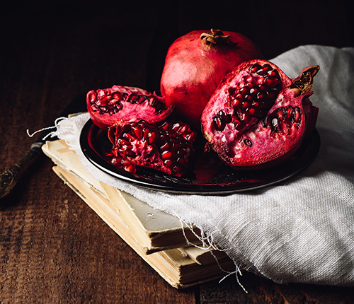Pomegranate fruits רימונים וספרים