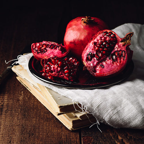 רימונים (פרי) וספרים