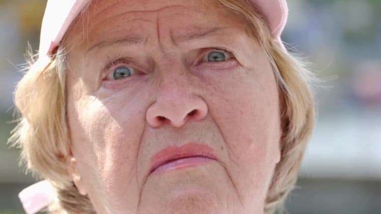 The face of the retired grandmother's upset grandmother, she opened her eyes wide in surprise.