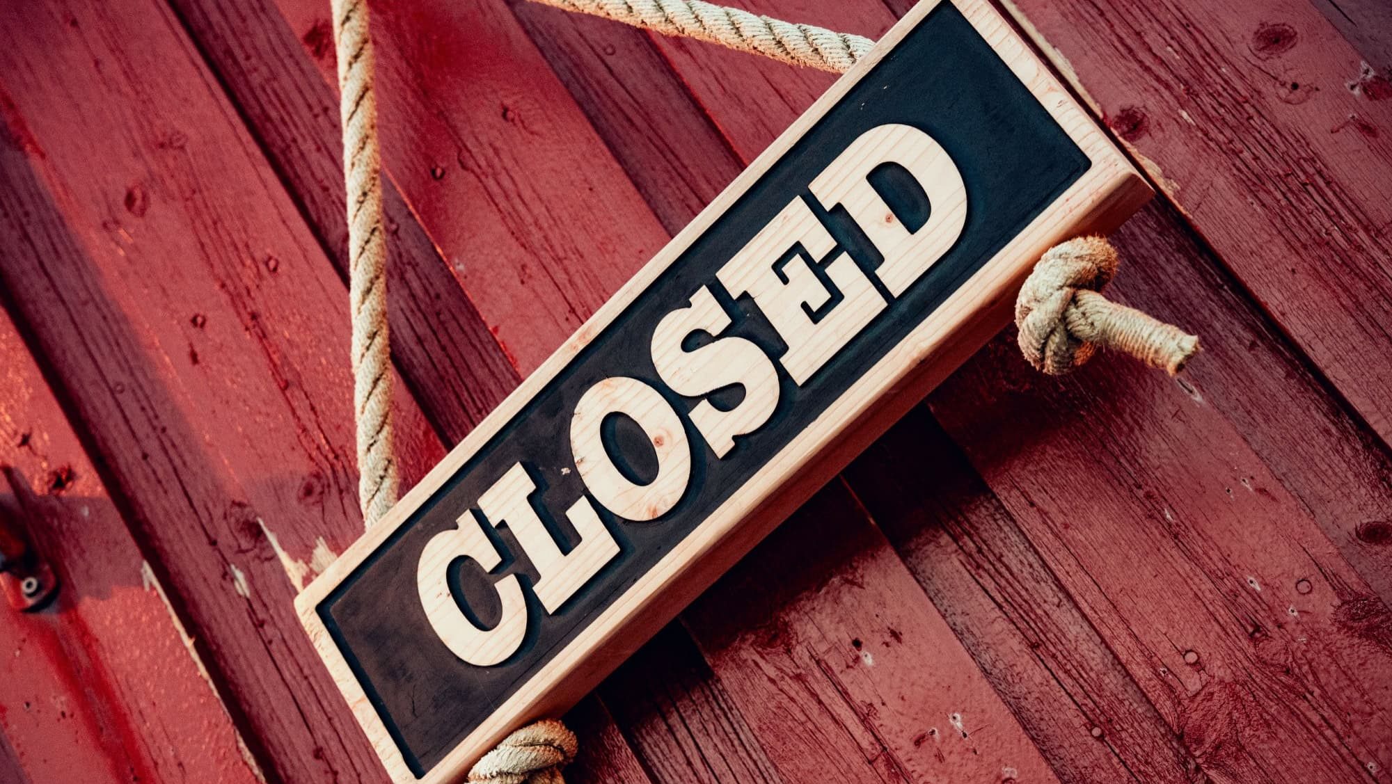 Closed Sign Displayed on a Rustic Wooden Background Creating an Aesthetic Appeal