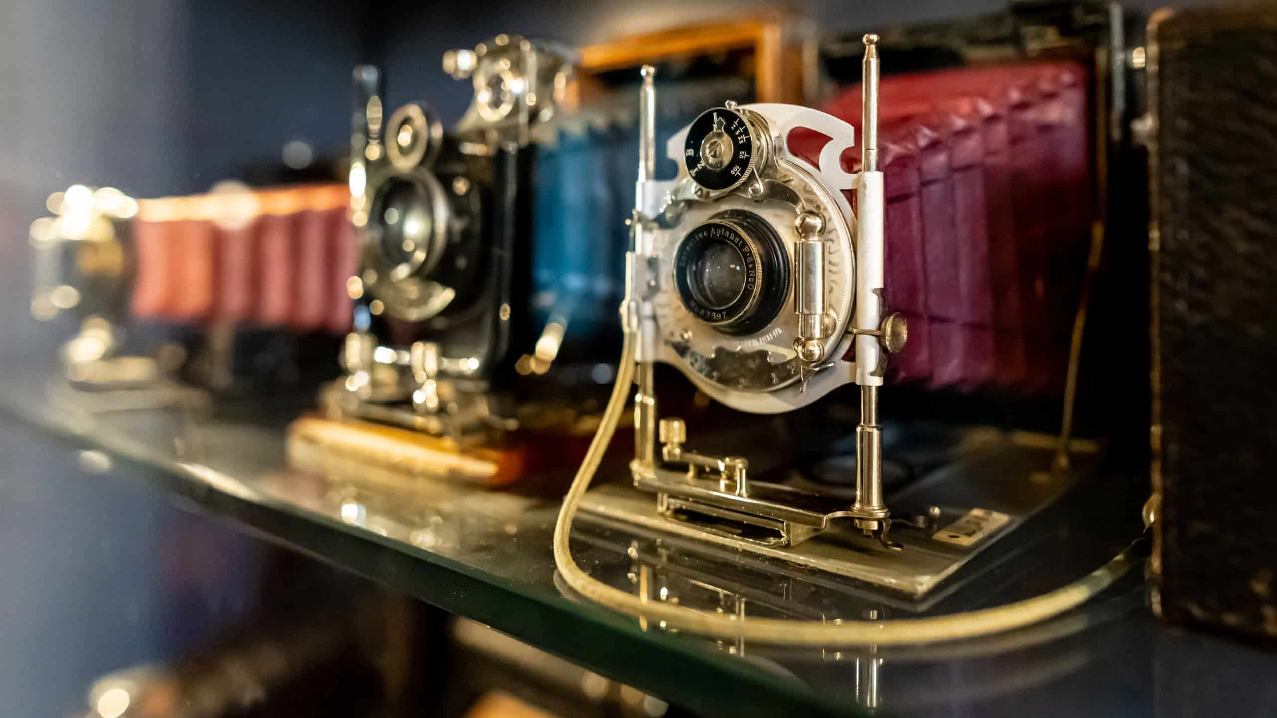 Detailed image of classic bellows cameras, perfect for illustrating photography history, retro tech themes, or promoting vintage gear collectors and antique exhibitions