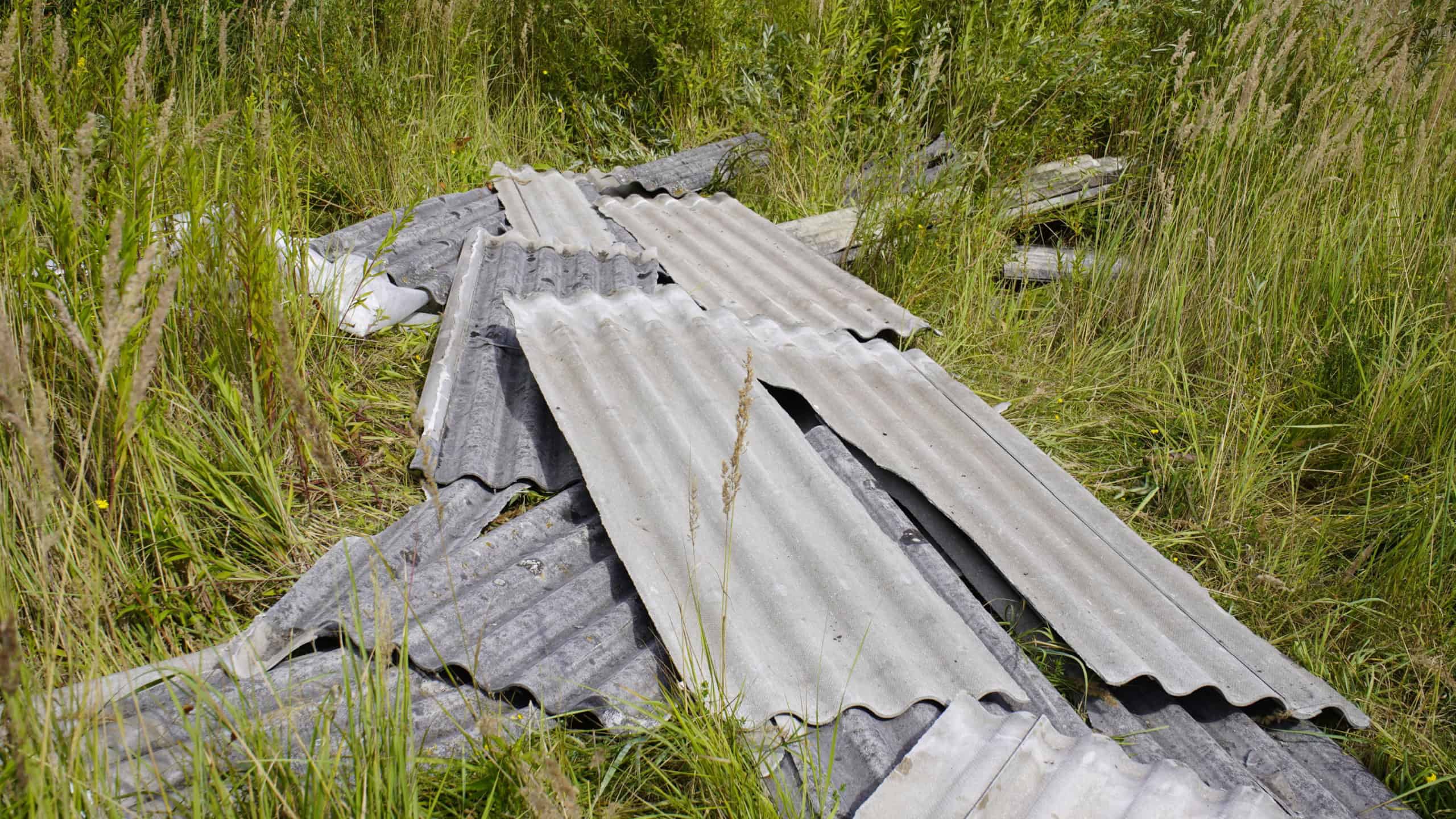 Asbestos material that is harmful to health, such as carcinogenic, is simply thrown into nature. Crime scene: near Mitterland Canal, Stelinger Str.Hannover on August 15, 2021.